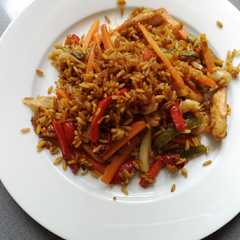 Una foto de Arroz con pollo al wok