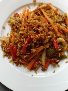 Una foto de Arroz con pollo al wok