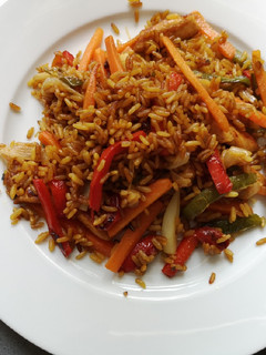 Una foto de Arroz con pollo al wok