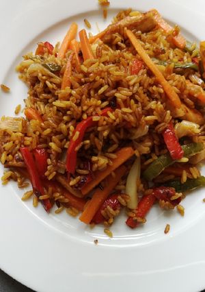 Una foto de Arroz con pollo al wok