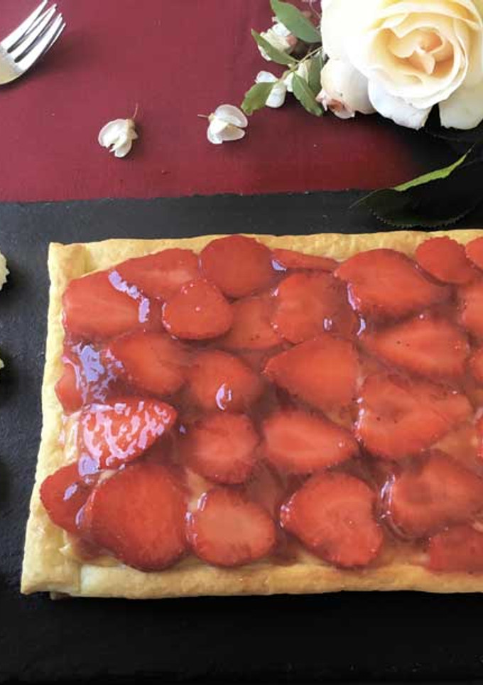 Una foto de Hojaldre y fresa