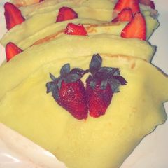 A picture of Crepes whit Chocolate and strawberry.