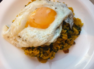Una foto de Arroz con espinaca, panceta y huevo frito