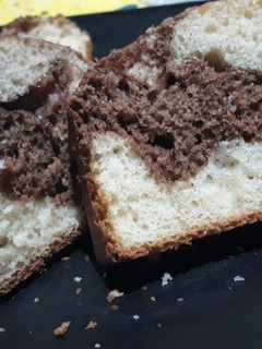 Una foto de Budín marmolado económico y rico