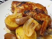 Una foto de pollo al horno en salsa barbacoa