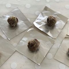 A picture of Healthy oat bites or ladoo.