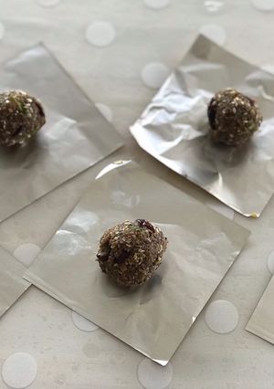 A picture of Healthy oat bites or ladoo.