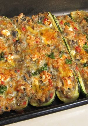 Cukkini gombaraguval töltve, sajttal sütve recept fotója
