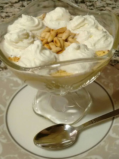 Una foto de Natillas con piñones y nata