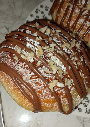 صورة لوصفة 🍫 بريوش محشي بالشوكولا بتزيين فاخر 🤎