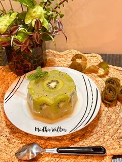 कीवी फ्रूट जेली (Kiwi fruit jelly) रेसिपी मुख्य फोटो