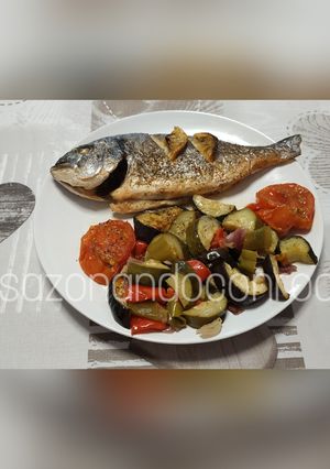 Una foto de Dorada al horno con verduras