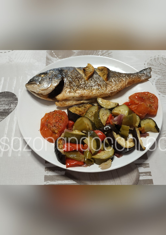 Una foto de Dorada al horno con verduras