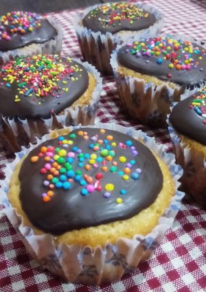 Una foto de Cupcakes con baño de chocolate 🍫 😋