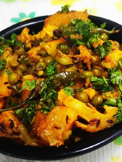 गोभी आलू मटर की सब्जी (Gobhi Aloo matar ki sabzi recipe in hindi) रेसिपी मुख्य फोटो