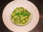 Una foto de salsa para ñoquis con pesto