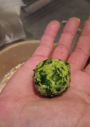 Una foto de Albondiguitas de arroz y espinaca