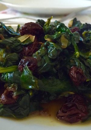 Foto principal de Espinacas con pasas, ajos tiernos y curry 