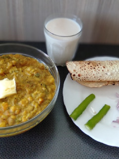 વઘારેલી વેજીટેબલ ખીચડી (Vaghareli Vegetable Khichdi Recipe In Gujarati) રેસીપી મુખ્ય ફોટો