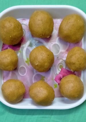 बेसन के लड्डू (besan ke ladoo recipe in Hindi) रेसिपी मुख्य फोटो