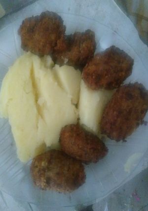Una foto de Kipi con purés de papas 😀🤣😋