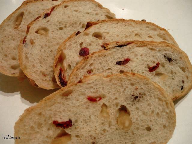 Aszalt áfonyás-kesudiós baguette recept recept fotó