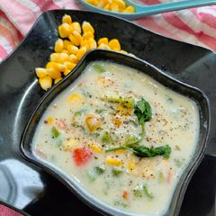 A picture of White sauce vegetable soup.