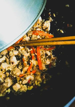 Una foto de Wok de Verduras, Pollo y Arroz Yamaní
