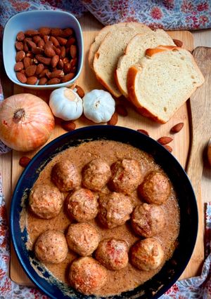Una foto de Albóndigas en salsa de almendra 🧄🍞🧅