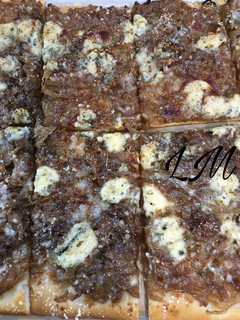 Foto principal de Pizza de cebolla caramelizada y queso azul