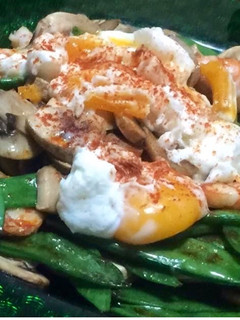 Una foto de Salteado de verduras, gambones y huevo a baja temperatura