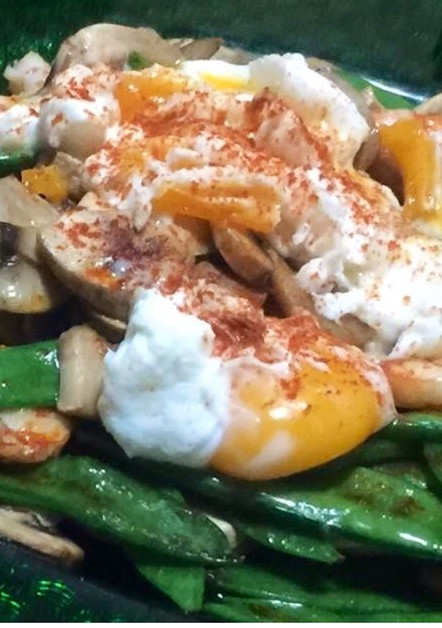 Una foto de Salteado de verduras, gambones y huevo a baja temperatura