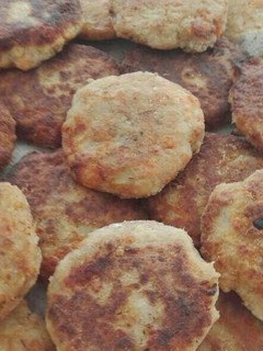 Una foto de Tortitas de papa con zanahoria y atún 😘