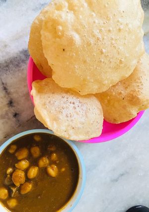 A picture of Punjabi chole with lucchi puri.