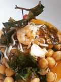 Garbanzos de gulas, lubina y gambas con espinacas chips