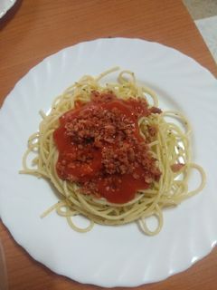Una foto de Pasta con picada de chorizo, bacon y salchicha