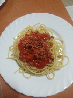 Una foto de Pasta con picada de chorizo, bacon y salchicha