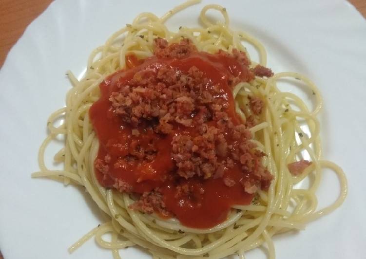 Pasta con picada de chorizo, bacon y salchicha