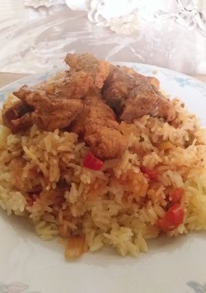 Una foto de Carre de cerdo a mi estilo con arroz al azafrán