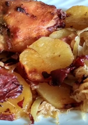 Savanyú káposztás tepsis krumpli, csirkével recept fotója