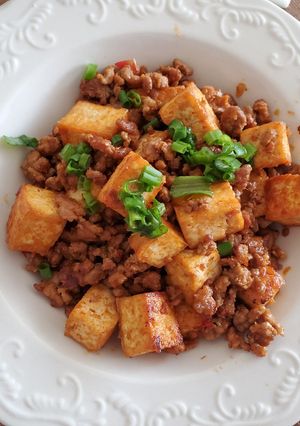 Hình của món Tàu hủ sốt thịt cay.