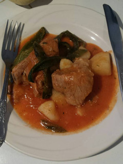 Una foto de Costillas de cerdo con papas y rajas en jitomate. 😊