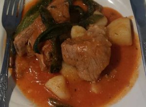 Una foto de Costillas de cerdo con papas y rajas en jitomate. 😊