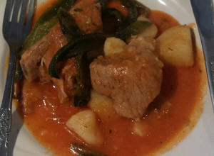 Una foto de Costillas de cerdo con papas y rajas en jitomate. 😊