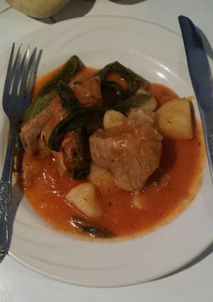 Una foto de Costillas de cerdo con papas y rajas en jitomate. 😊