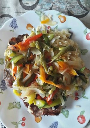 Una foto de Cerdo con verduras y arroz