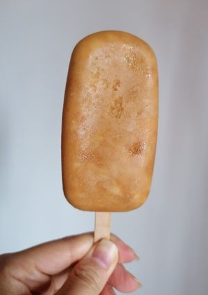 Una foto de Helado de plátano, manjar y leche