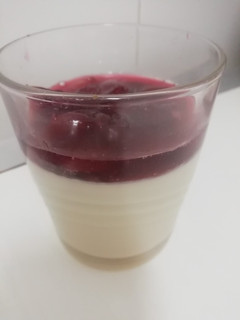 Una foto de Panna cotta de cereza