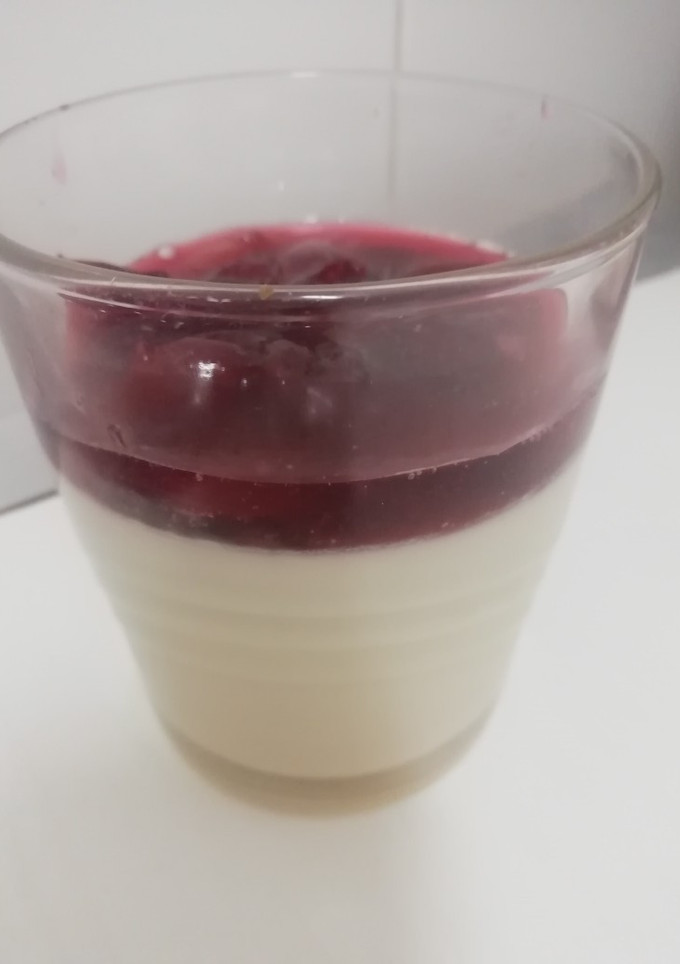 Una foto de Panna cotta de cereza