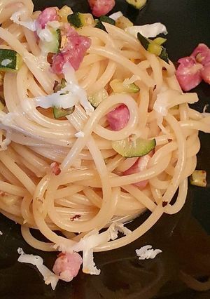 Foto di Spaghetti zucchine pancetta e pecorino